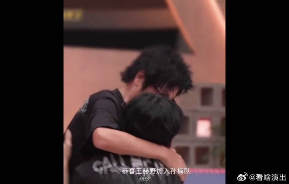 看他哭的样子，就知道他有多珍惜别人对他的认可