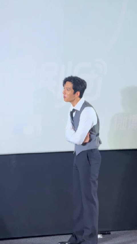 井柏然剧宣脱小马甲，秀结实背肌