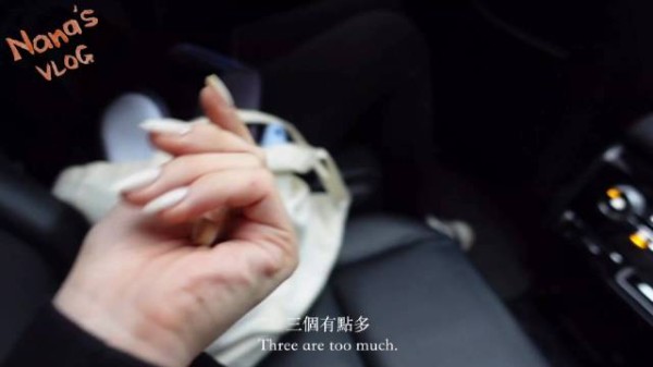 欧阳娜娜在车内给腿擦粉，这大长腿爱了爱了