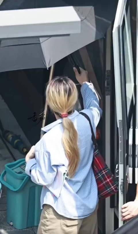 鞠婧祎今日《万花世界》上班路透来了…