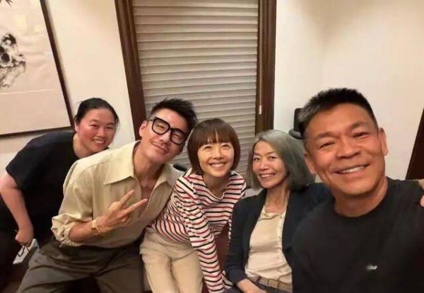三十年老友一桌家常饭胜过四十亿票房 这才是娱乐圈最珍贵的顶流