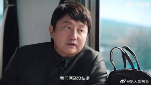 大叔跟未婚妻闹僵 在火车上喝酒买醉，老乘警暖心安慰