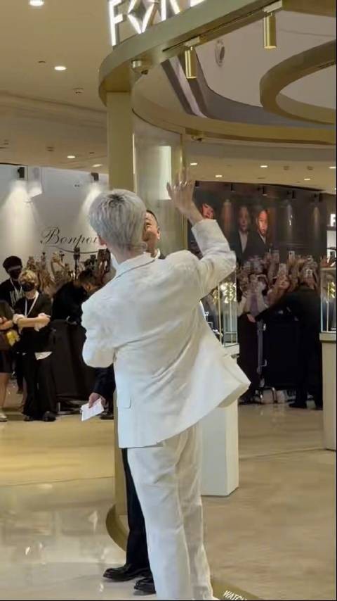 “白马王子”造型亮相活动 罗云熙贴心提醒粉丝保护嗓子