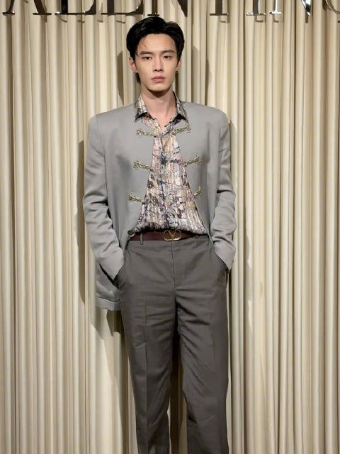 何与灰色系look亮相Valentino FW26预览活动,专访预告