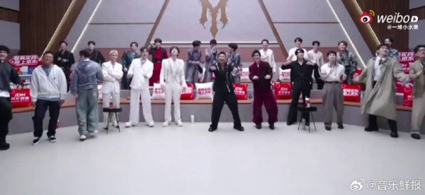 刘畊宏披哥舞台旁练引体向上,卷体能解锁隐藏KPI