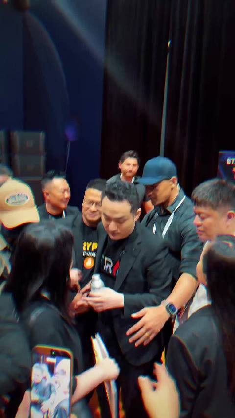 孙宇晨写完小作文，马上出席在香港举行的比特币亚洲峰会，状态不受影响