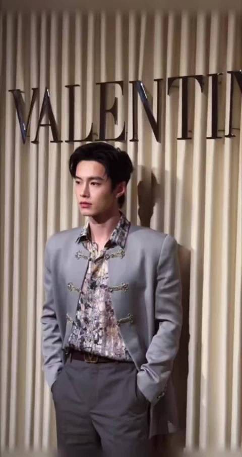 Valentino活动何与线下亮相帅成这样