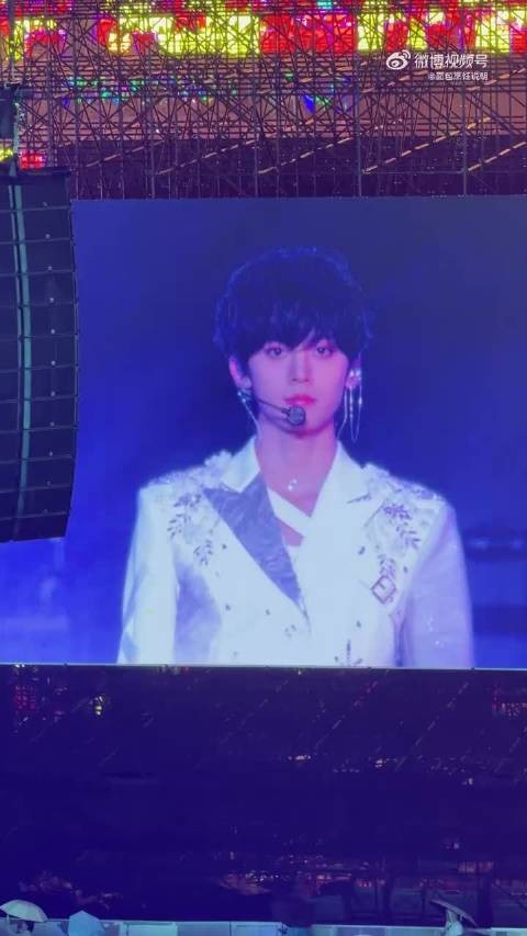 左航今天徐州演唱会开场大屏 撕漫男即视感,完全天神降临帅成啥了