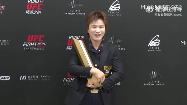 张伟丽回应获UFC名人堂奖杯