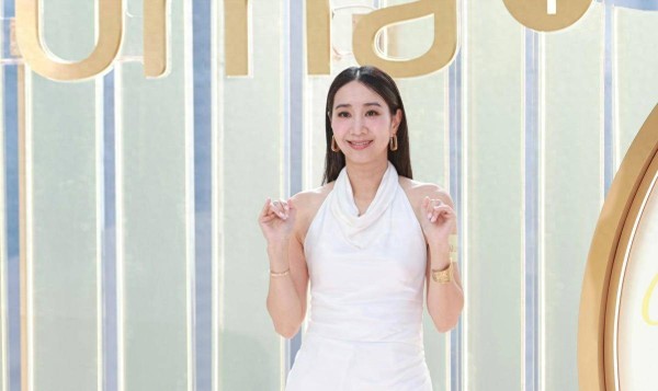 香港知名女歌手家中已有3娃，仍做寄养妈妈，女儿哭求永远别走