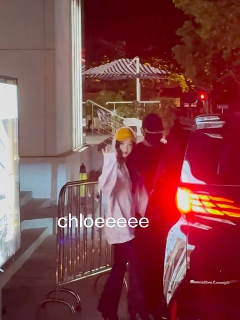 虞书欣签售会下班果然去快闪店打卡了！这一身也好好看！chloeeeee