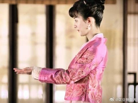 于是那天 明兰摊开双手 任由一切流走