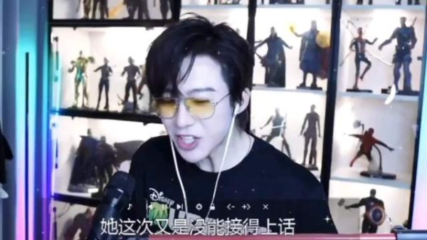 刘宇宁玩新玩意儿逗笑粉丝，呆米被吵醒