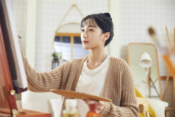 已婚女人想你想得不行，不会天天联系你，而是会有这些举动