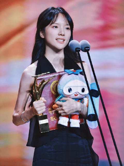 李思潼零经验素人首作就封后