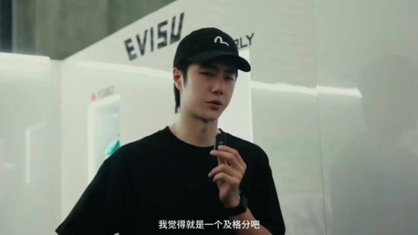 王一博自称及格分，谦虚表示还有进步空间