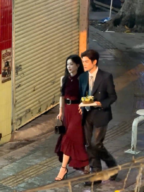 红裙孟子义看起来格外美丽大方！