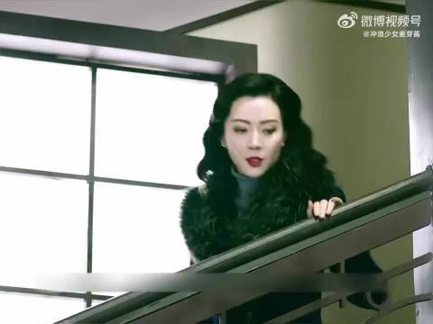 女卧底刚窃取完情报，低头震惊的发现自己的地下党徽章掉在了地上…和平饭店