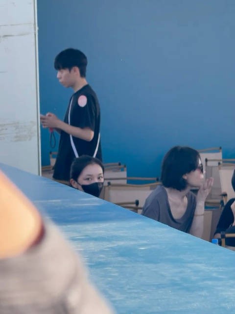 网友偶遇王菲李嫣现身阿那亚音乐节,李嫣这个镜头感好强,一秒捕捉到