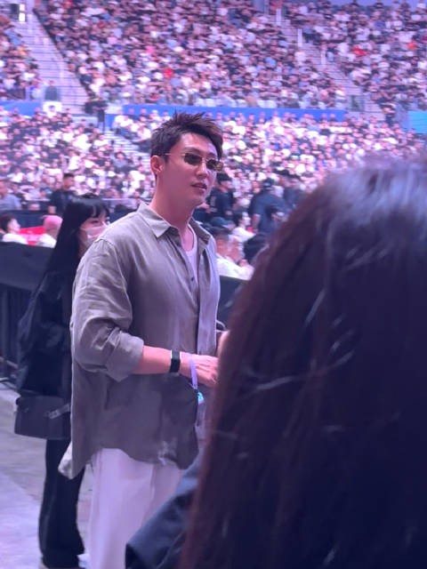 黄景瑜惊喜现身UFC上海站，为宋亚东加油