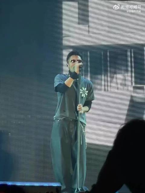 谢霆锋太原生日场演唱会现场满满当当全是到场支持的歌迷!俺先看为敬!