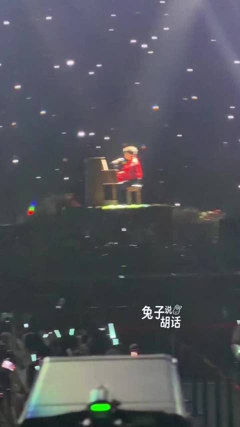 张新成演唱会舞美搬树林，英文歌惊艳全场