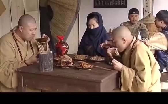 这才是真的和尚,吃芋头连皮都吃下去,假和尚吃酒肉