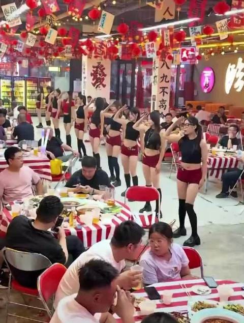 好家伙,吃个饭顺便看演出,这老板太会整活了