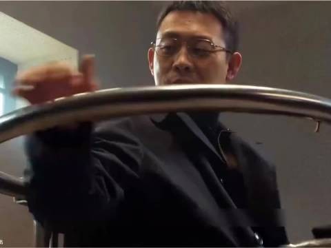 “男人好奇坐在审讯椅子上,这把自己锁住了…”