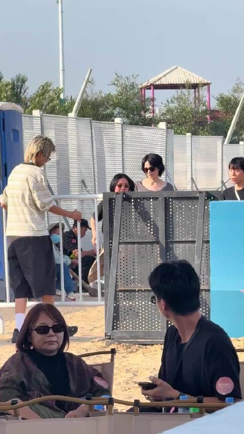 王菲携女儿李嫣河北面馆吃面，简约穿搭显气质