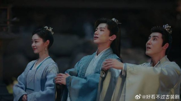 顾九思和周烨一见如故，直接拉上玉茹，三兄妹对桃树结拜