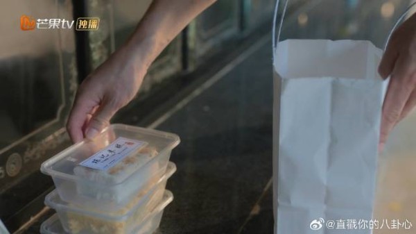 周警官祭拜去世妻子,给她带最喜欢的糕点,跟她念叨陈异和苗靖