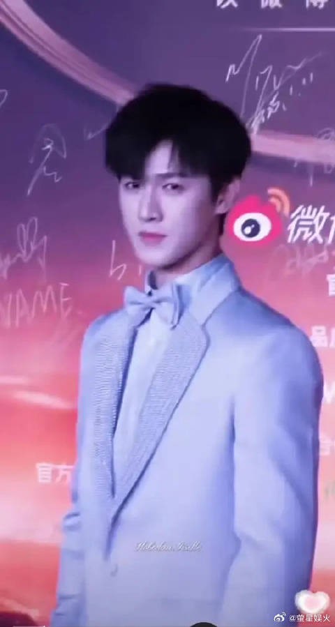 眼睛是随时可以瞄到恣意的,接受到指令立马跟上的云瑞