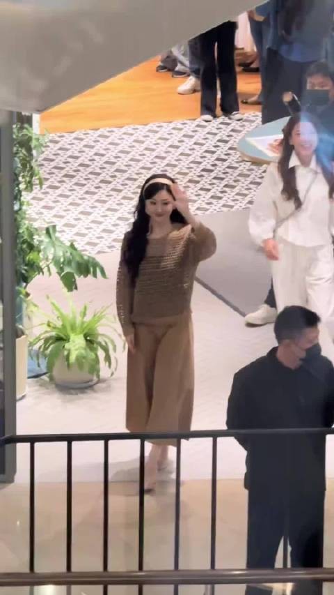 景甜风波后状态佳，偶遇逛商场心情甜美