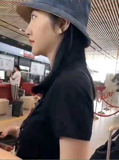 景甜风波后首现身,穿露脐短T小腹平坦,摘掉墨镜笑容清甜心情好!