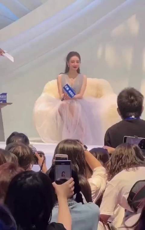 迪丽热巴衣服挂到误以为媚眼