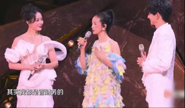 李莎旻子这次让人眼前一亮啊，这造型师换对了 芒果夜开场秀怎么这么好看