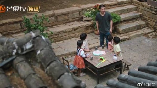 四小神兽跟陌生人聊天 得知那个人是他们害怕的人，一瞬间全都吓跑了