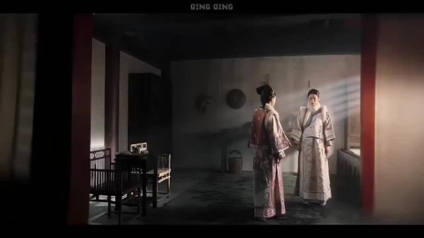 甄嬛眼中流露怜悯、生气与恨意
