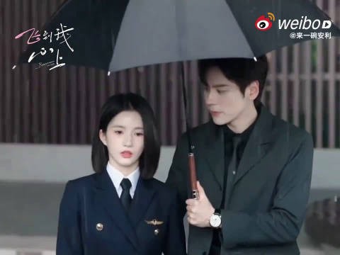 魏哲鸣刘些宁雨中撑伞，浪漫画面似韩剧