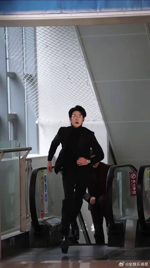 吴尊视频连线曾辉,暖心为舞台勇气点赞
