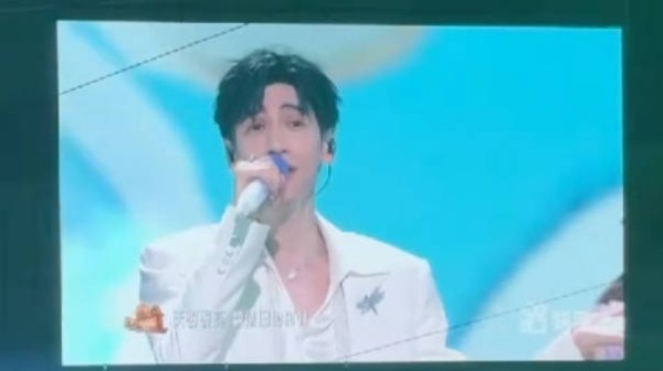 罗云熙超级夏晚演唱《新一天》舞台 自己作词作曲非常欢快的一首歌曲