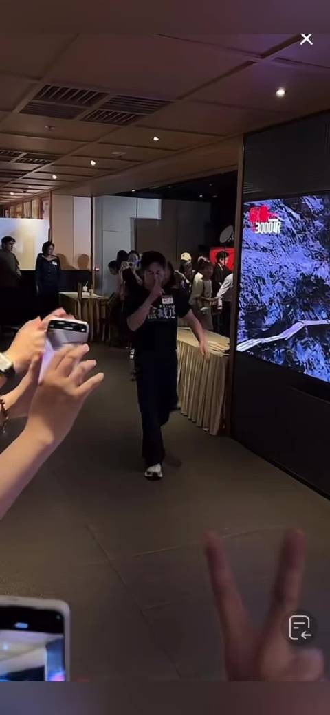 张颂文拿粉丝手机无视角的和粉丝合影拍视频,粉丝也太幸福了吧