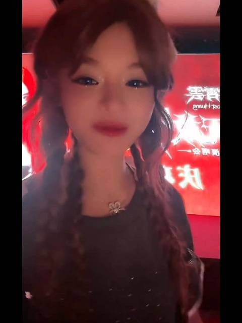 黄霄雲直播中暂停为工作人员清唱生日歌