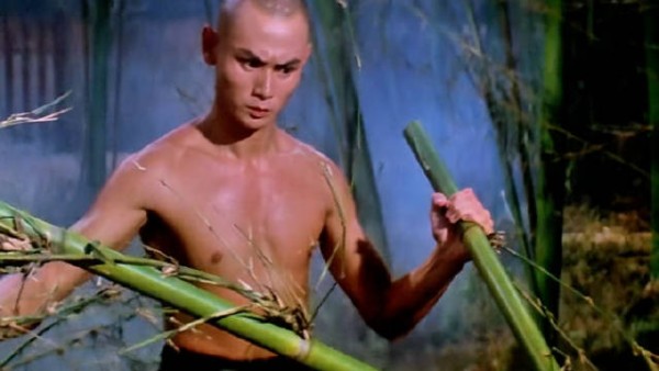 小和尚在山上砍竹子时无意间发现，砍倒的竹子刚好砸向自己