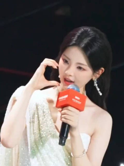 好权威的长相好优雅大方的主持 杨超越你棒