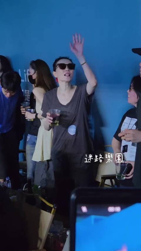 粉丝喊话王菲开演唱会,王菲回应再说