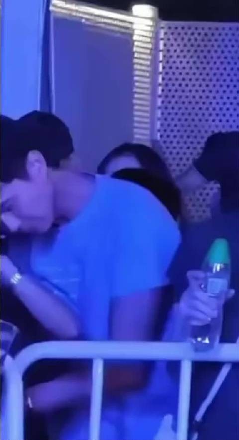 男子搂抱陈粒等人，网传系王菲闺蜜，涉事方未发声