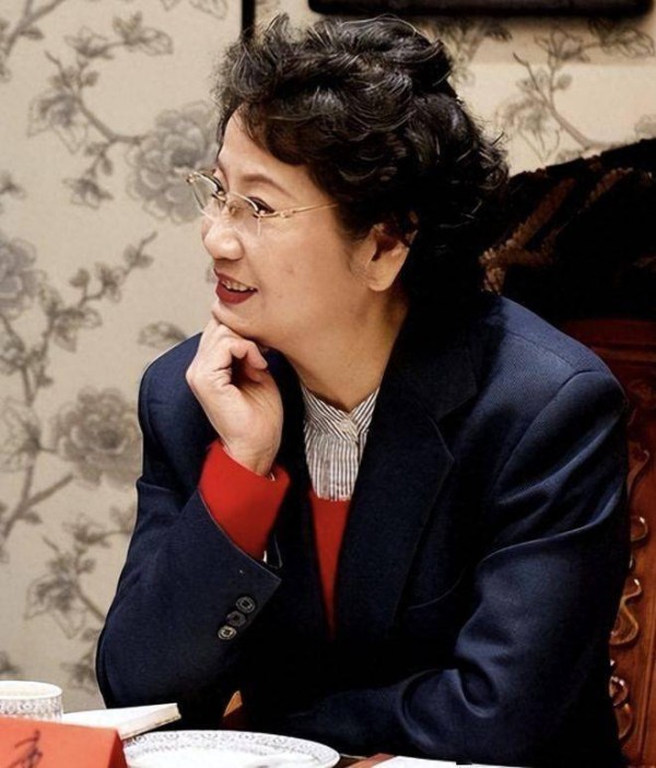 京剧大师李维康79岁离世，独生女弃艺从理北大毕业，用陪伴守护父母晚年