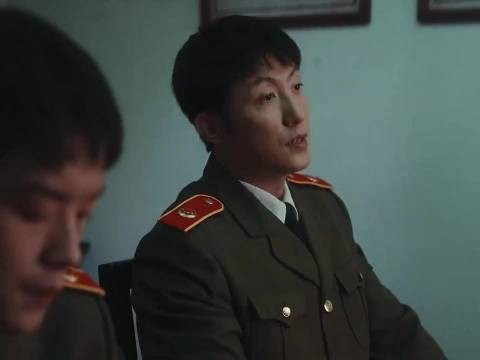 那时候一个女的同时谈俩男的都能枪毙,这俩人敢扒人家衣服 确认嫌命长